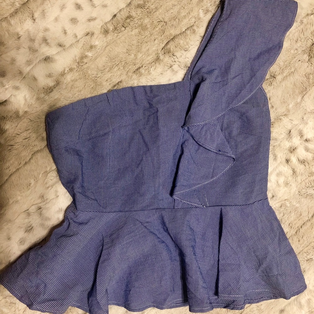 One-sleeved blue blouse.